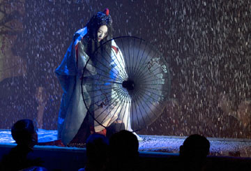 Take out your umbrellas, folks, Gallagher's on stage next